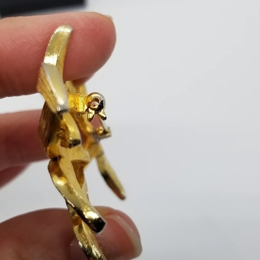 vintage textured gold tone leafy wheat brooch